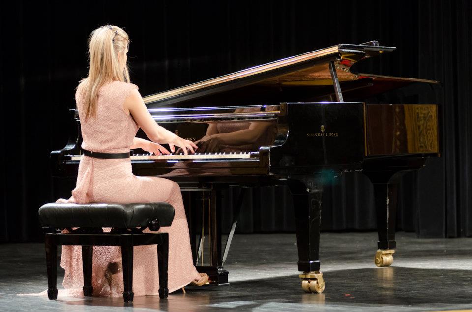 almira-emiri-concert-pianist