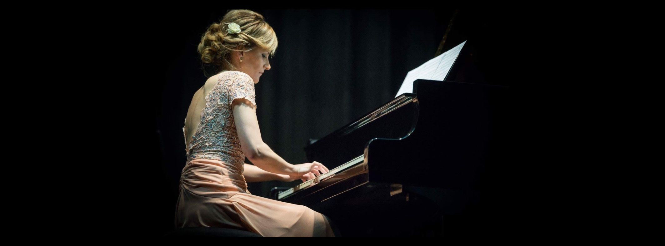 almira-emiri-concert-pianist